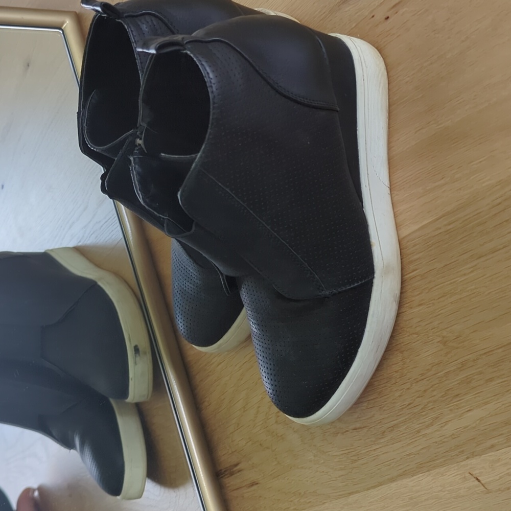 Shoes - Picture 2 of 4